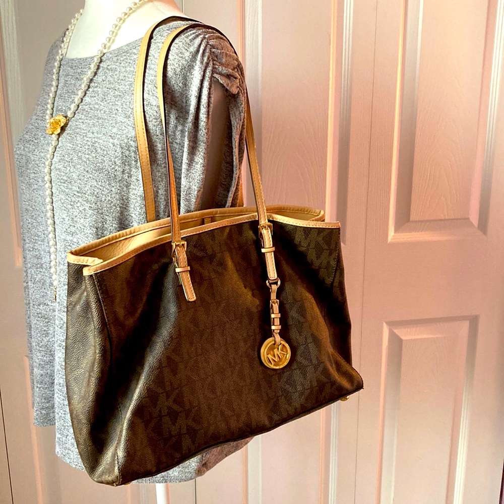 NWOT Michael Kors handbag tote with inside middle zip compartment. - Picture 1 of 9